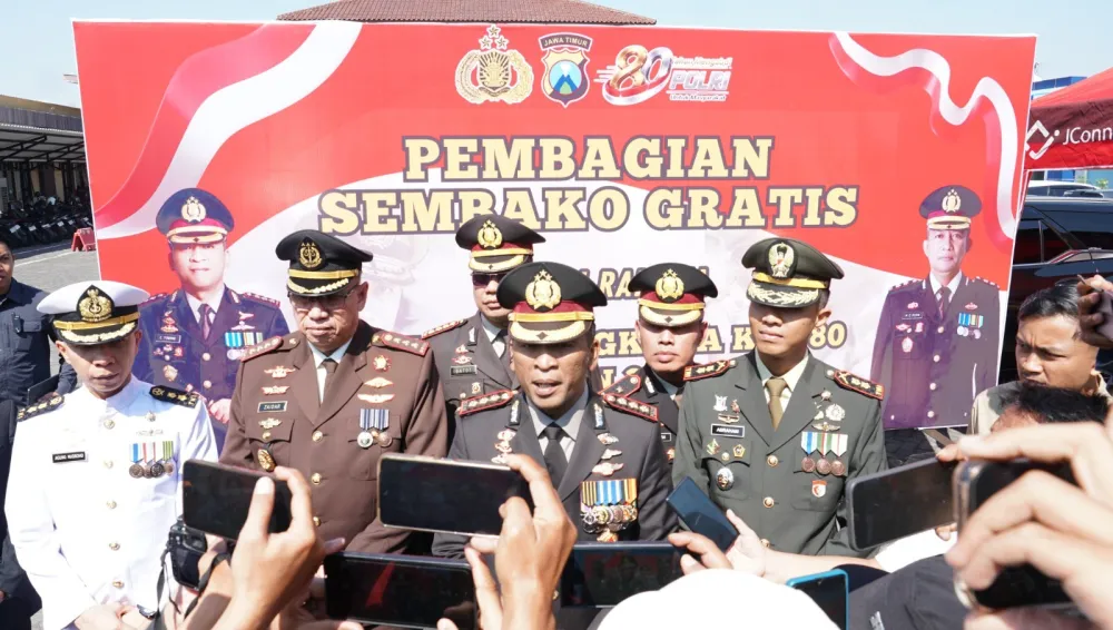Ket Foto : Hari Bhayangkara Ke-80, Polresta Sidoarjo Salurkan Bantuan 3 ton Beras untuk Masyarakat