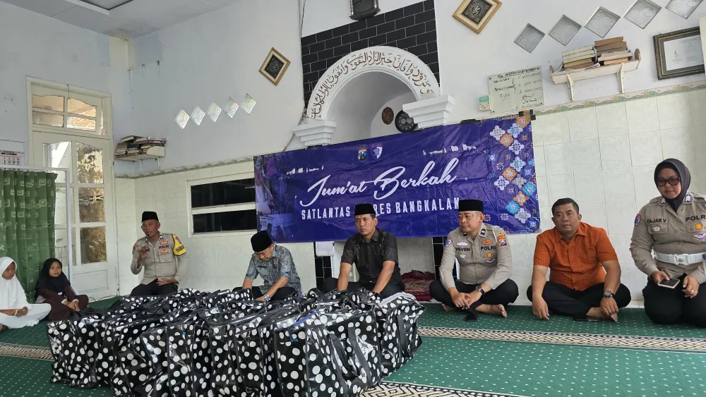 Satlantas Polres Bangkalan Tebar Kepedulian Lewat Program Jumat Berkah