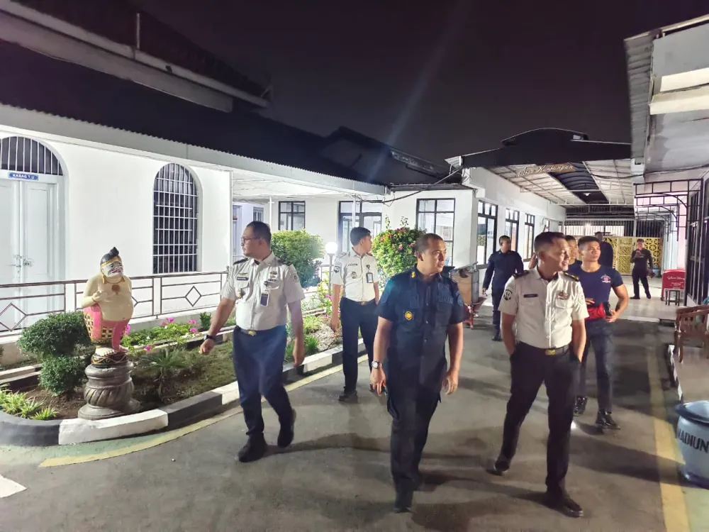 Tingkatkan Keamanan Melalui Patroli Malam Area Brandgang, Lapas Kelas I Madiun Optimalkan Pengamanan Melalui Kontrol Are
