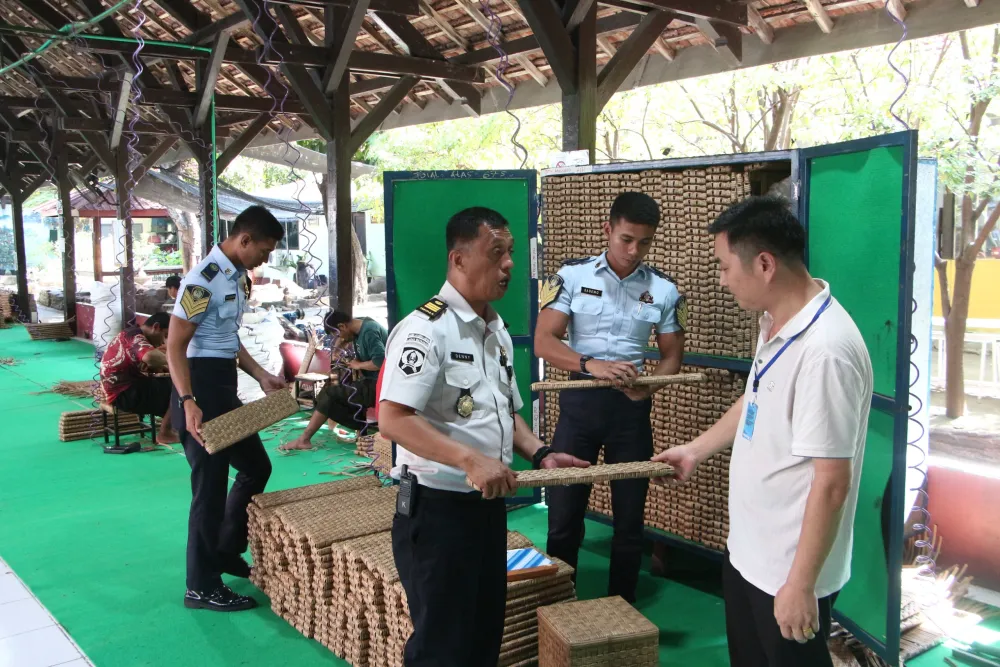 Ket Foto : Asah Kreativitas dan Bekal Kemandirian Warga Binaan, Lapas Kelas I Madiun Tekuni Kegiatan Kemandirian Berupa Keterampilan Anyaman