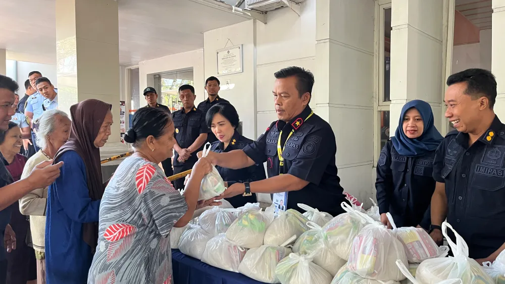 Ket Foto : Wujud Kepedulian dan Kebersamaan dengan Masyarakat, Lapas Kelas I Madiun Gelar Bakti Sosial untuk Pererat Silaturahmi dengan Masyarakat