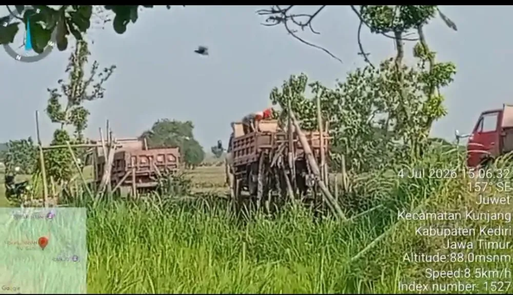 Ket Foto : Warga Kunjang Kediri,Desak Bapak Kapolres Tegakan UDD Pertambangan Dengan Benar 