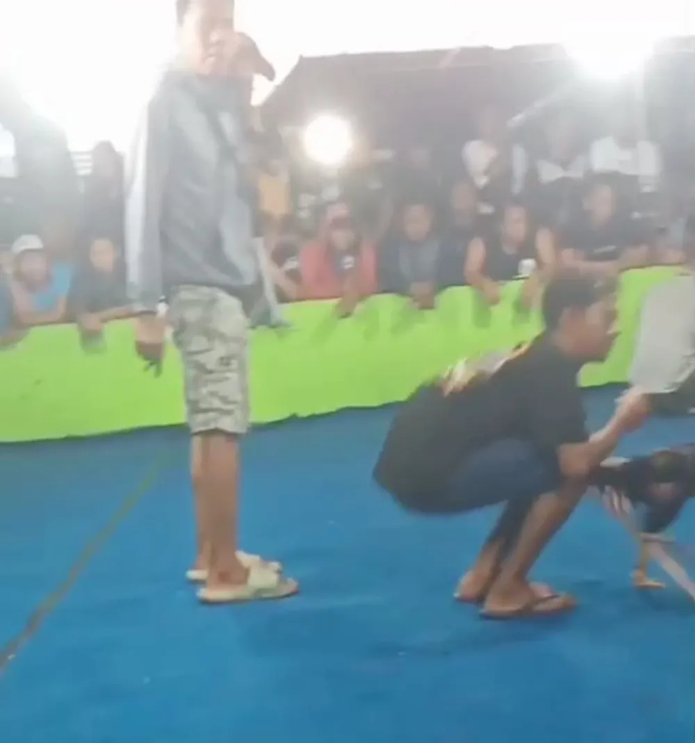 Ket Foto : Warga Desa Klurak Sidoarjo Resah Kalangan Sabung Ayam dan Dadu Masih Beraktivitas;Bupati Dan Kapolres Sidoarjo Segera Menindak