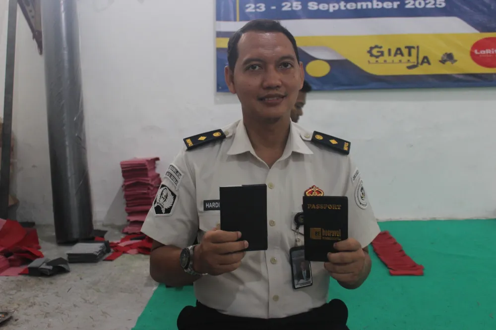 Ket Foto : WBP Lapas Sidoarjo Siap Produksi Cover Paspor, Perkuat Kemandirian Melalui Kerja Sama dengan Pihak Ketiga