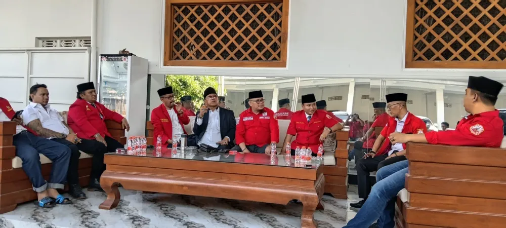 Ket Foto : Pelantikan DPC Madas Sedarah Sampang Berlangsung Khidmat, Abah Samsul Arifin Ajak Pengurus Jaga Soliditas dan Pengabdian kepada Masyarakat