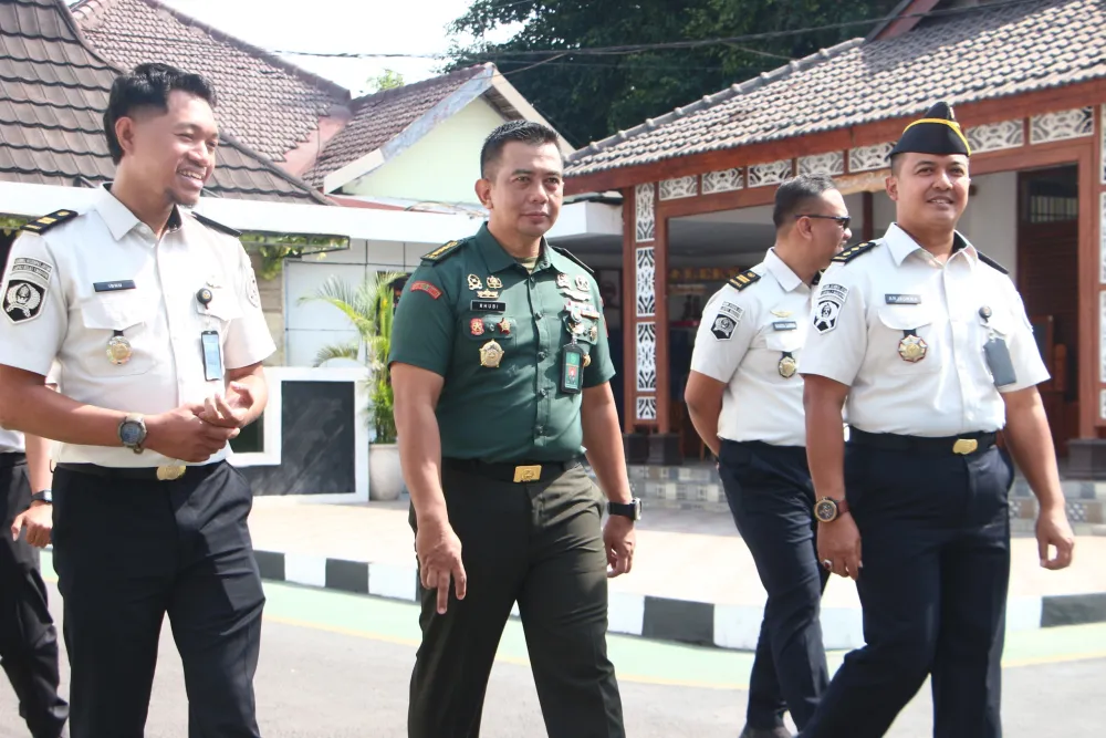 Ket Foto : Pastikan Kepastian Hukum dan Pembinaan Berjalan Optimal, Kepala Pengadilan Militer V-22 Jayapura Gelar Wasmat di Lapas Kelas I Madiun 