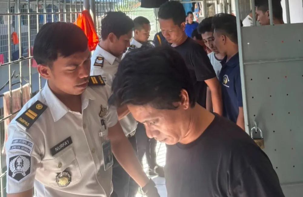 Ket Foto : Perkuat Keamanan, Lapas Sidoarjo Gelar Razia Rutin Blok Hunian, Sita Berbagai Barang Terlarang