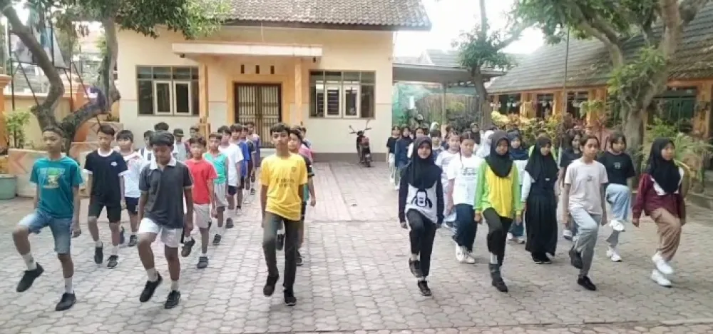Latihan PBB Sambut HUT ke-81 RI, Dua Pleton Siswa SDN Blindungan 01 Tunjukkan Semangat Disiplin
