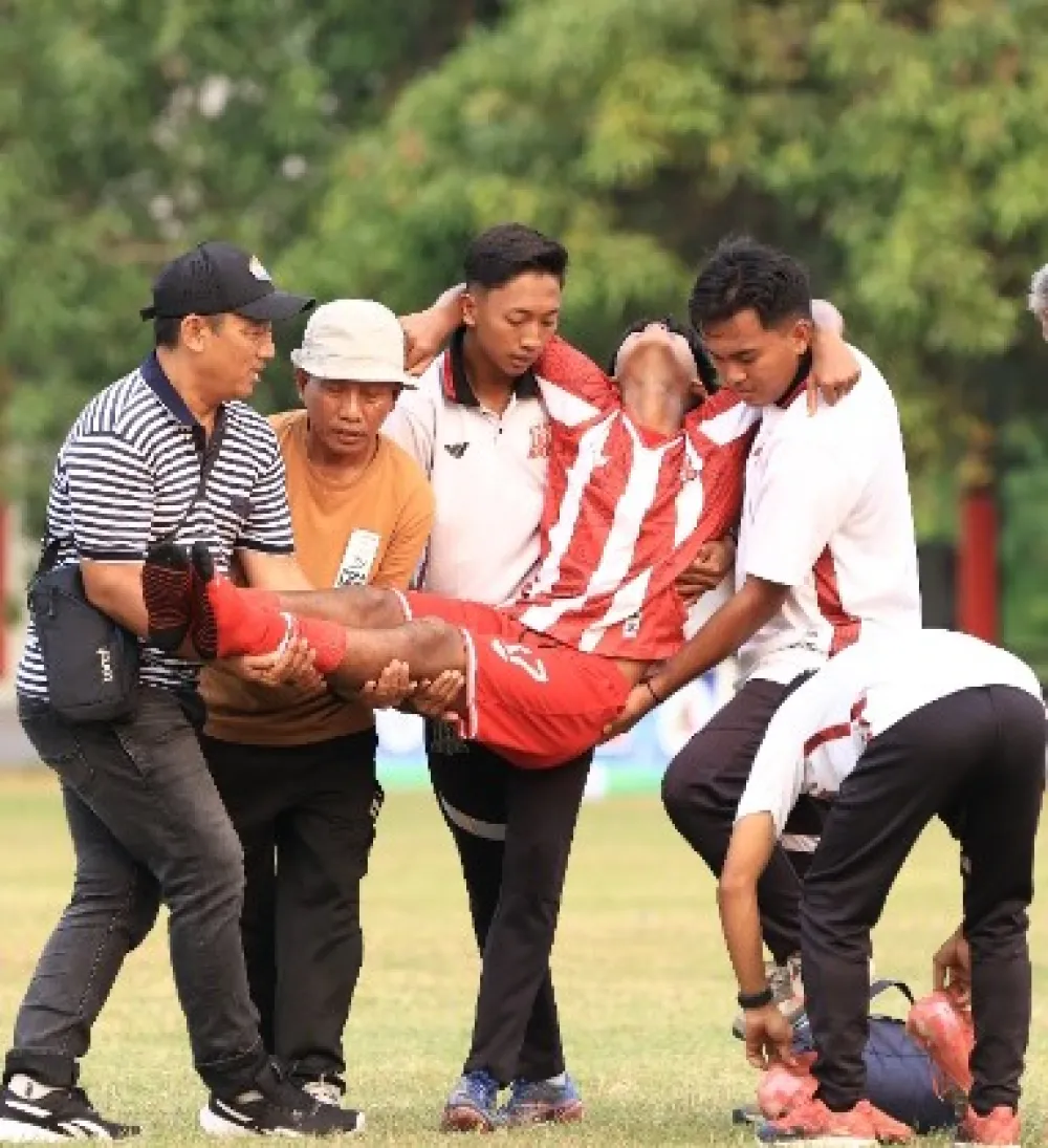 Ket foto : Kelalaian Panitia Final Piala SOERATIN U15 SIDOARJO – Tanpa Team Medis dan Ambulans, Pemain Cidera di Bawa Mobil Pribadi
