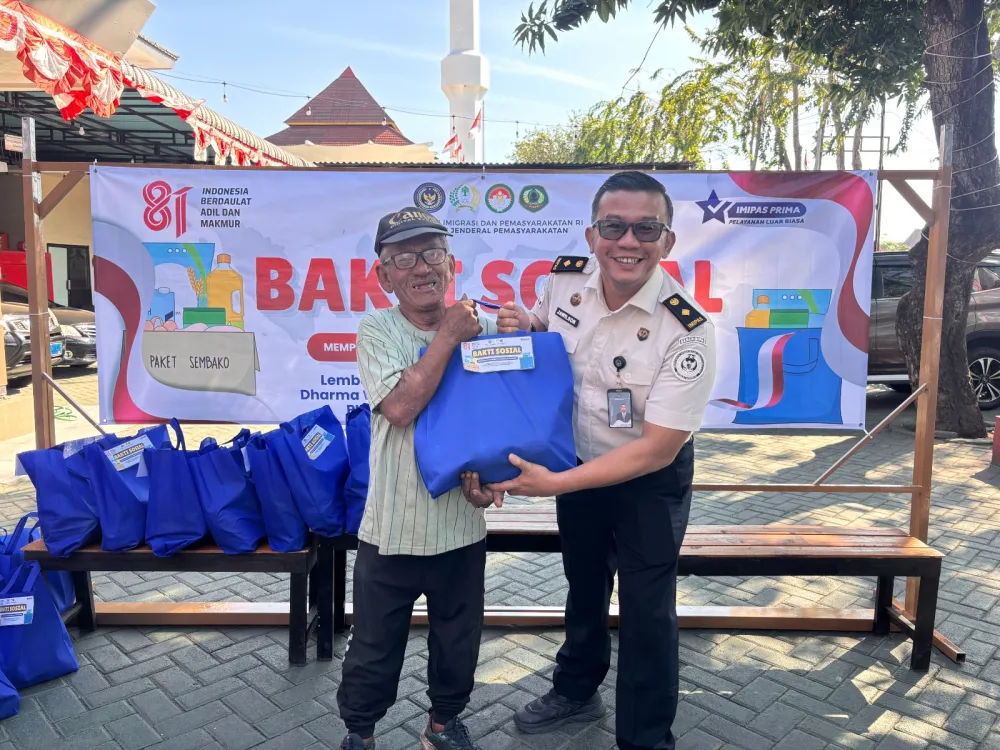 Ket Foto : Sambut HUT Ke-81 Kemerdekaan RI, Lapas Kelas IIA Sidoarjo Tebar Kepedulian Melalui Bakti Sosial dan Penyaluran 45 Paket Sembako