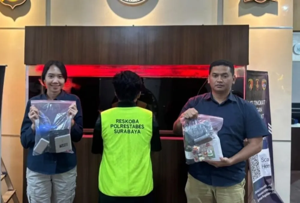 Ket Foto : Pembuat Tembakau Sintetis Dibongkar SatResnarkoba Polrestabes Surabaya, Juga Sediakan Ganja