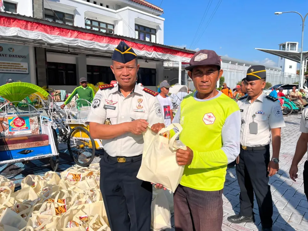 Ket Foto : Bakti Sosial Sambut HUT ke-81 RI, Lapas Narkotika Pamekasan Salurkan 125 Paket Beras kepada Tukang Becak