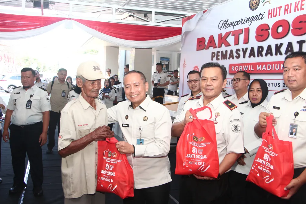 Ket Foto : Sambut Kemerdekaan dengan Kepedulian, Pemasyarakatan Korwil Madiun Gelar Bakti Sosial Bersama Masyarakat