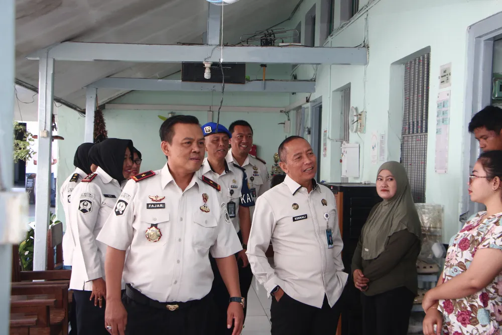 Ket Foto : Tingkatkan Kualitas Penyelenggaraan Pemasyarakatan, Kakanwil Jatim Lakukan Bintorwasdal di Lapas Madiun