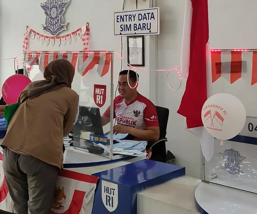 Ket Foto : Menyambut HUT R.I Ke-81 Petugas Satpas Colombo Memakai Seragam Bernuansa Merah dan Putih 