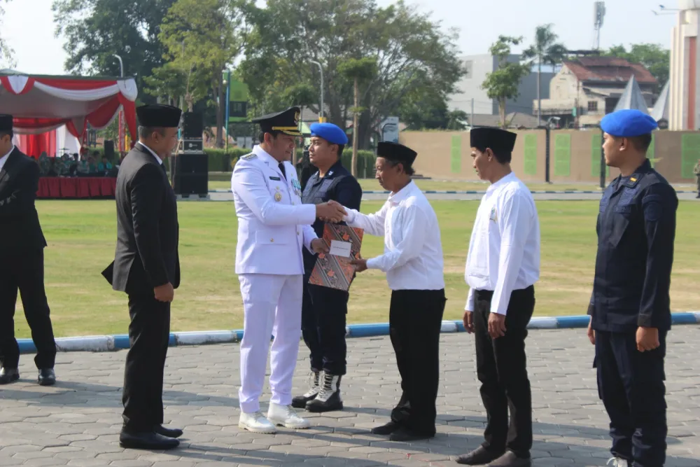 Ket Foto : Bupati Sidoarjo Serahkan Remisi Secara Simbolis kepada Warga Binaan pada HUT ke-81 Kemerdekaan RI