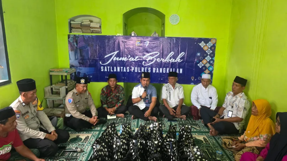 Ket Foto : Satlantas Polres Bangkalan Gelar "Jumat Berkah" di Musholla Annur, Berbagi Sembako dan Pererat Silaturahmi