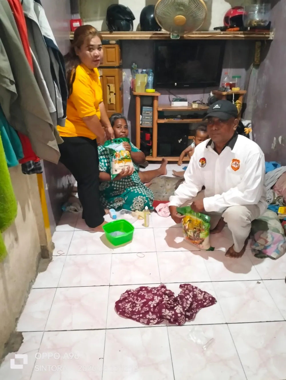 Ket Foto : Bentuk dan Wujud Kepedulian ALDERA NEWS dan SINTORA NEWS Terhadap Masyarakat Luas Dengan Melaksanakan Kegiatan Sosial Berupa Bagi Bagi Sembako 