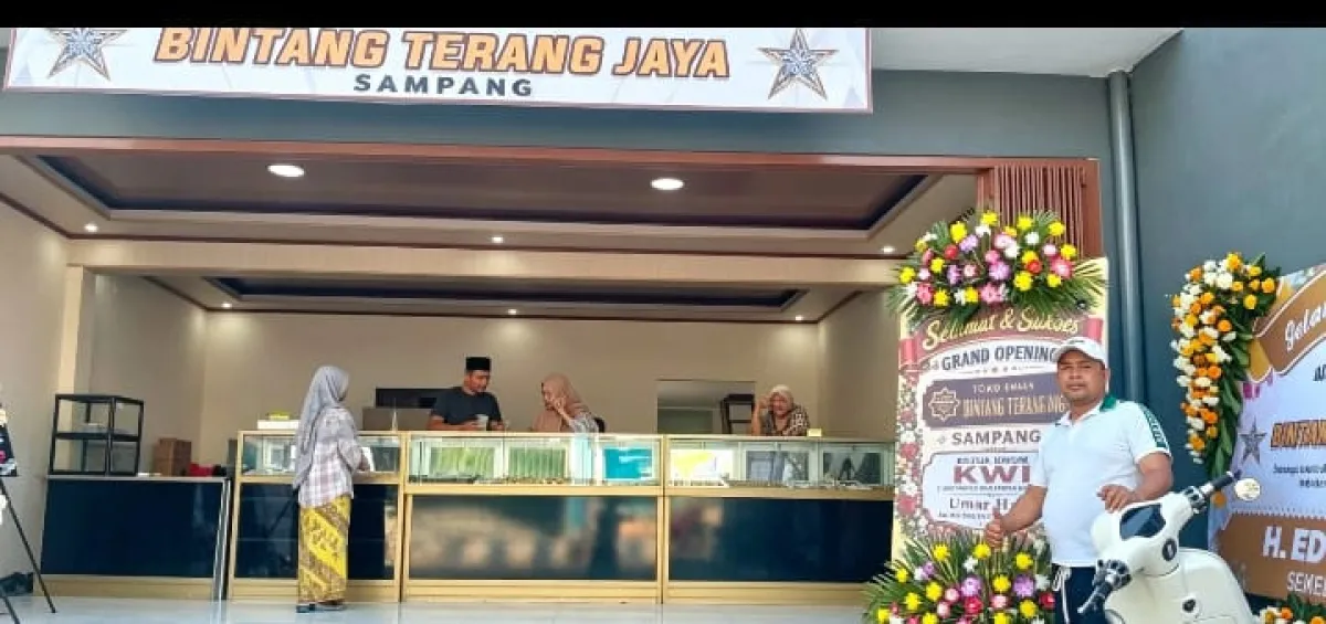 Ket Foto : Resmi Dibuka di Sampang, Ketum KWI Ucapkan Selamat atas Grand Opening Toko Emas Bintang Terang Jaya