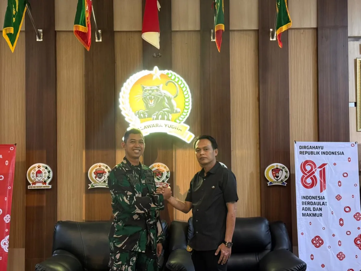 Ket Foto : PLH Danyonif 509/Balawara Yudha Mayor Inf.Sigit Satria dan Mbah Semar Perkuat Sinergitas, Jaga Kondusivitas Wilayah Jember