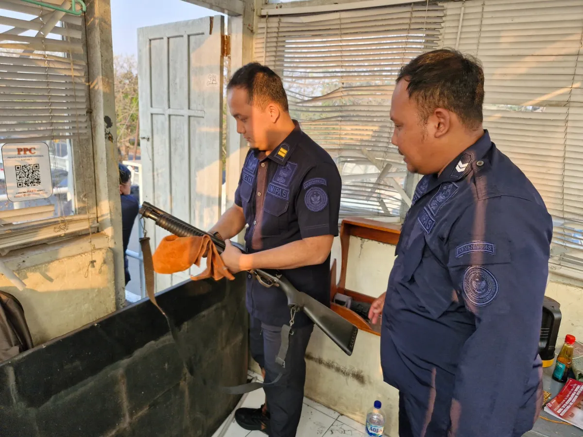 Ket Foto : Pastikan Kesiapsiagaan Pengamanan, Lapas I Madiun Cek dan Rawat Senjata di Pos Menara Atas
