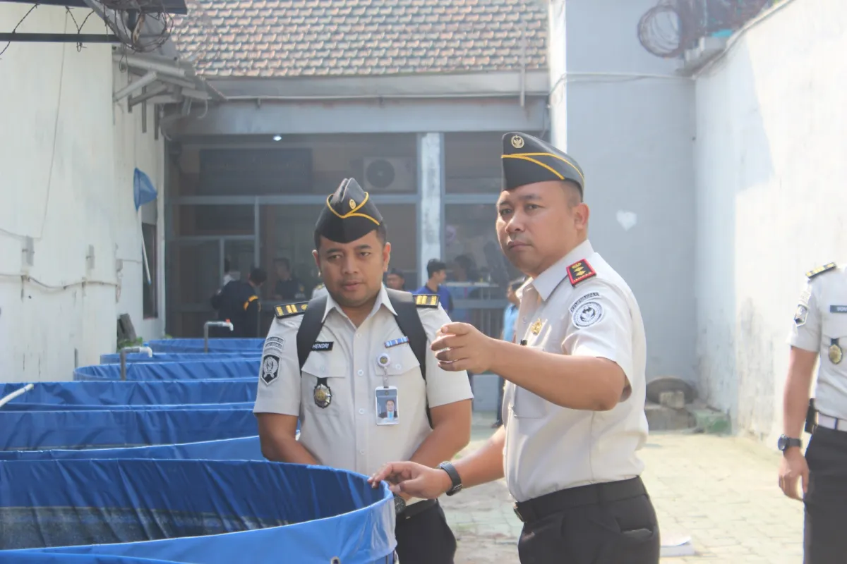 Ket Foto : Dorong pengelolaan budidaya yang lebih optimal melalui peningkatan kualitas pakan dan klasifikasi kolam sesuai tahapan pertumbuhan ikan