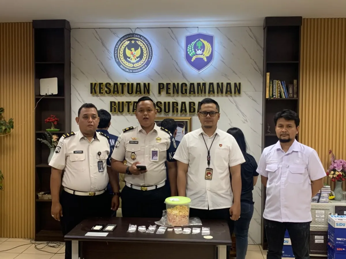 Ket Foto : Rutan Kelas I Surabaya Gagalkan Penyelundupan 9 Pocket Diduga Sabu, Disembunyikan dalam Kerupuk