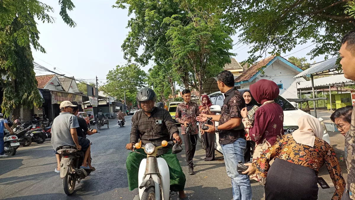 Jumat Berkah, Lapas Narkotika Pamekasan Bagikan 200 Nasi Bungkus kepada Masyarakat