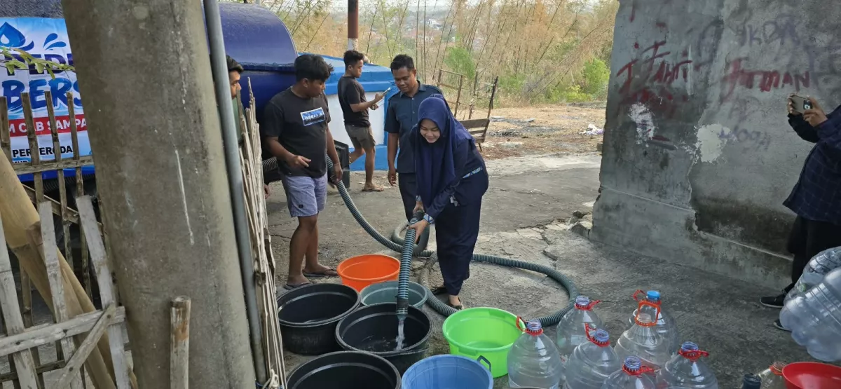 BPR Jatim Cabang Sampang Salurkan Bantuan Air Bersih Bagi Warga Kampung Merapi