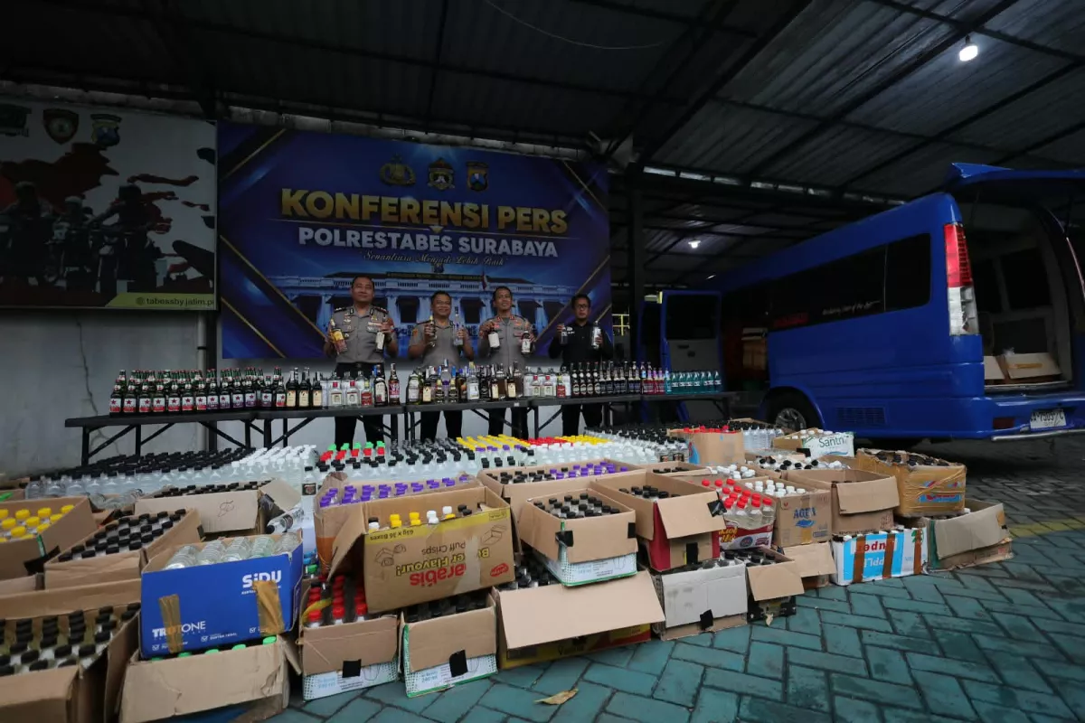 Polrestabes Surabaya Amankan 5.385 Botol Miras dalam Operasi KRYD
