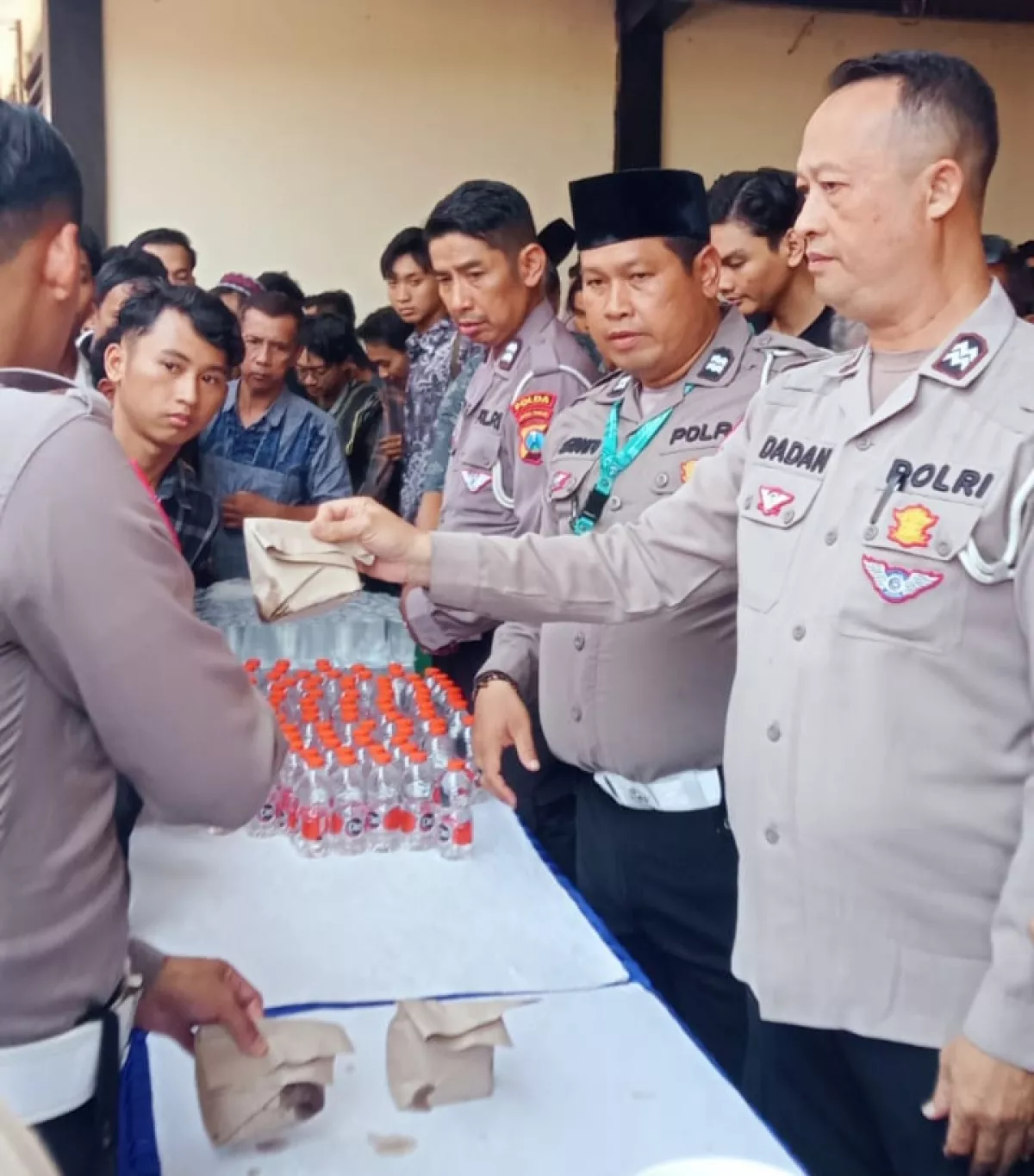 🕌 Polisi, Samsat Surabaya Selatan, dan Warga Gelar Sholat Jumat Berjamaah & Berbagi Nasi Berkah