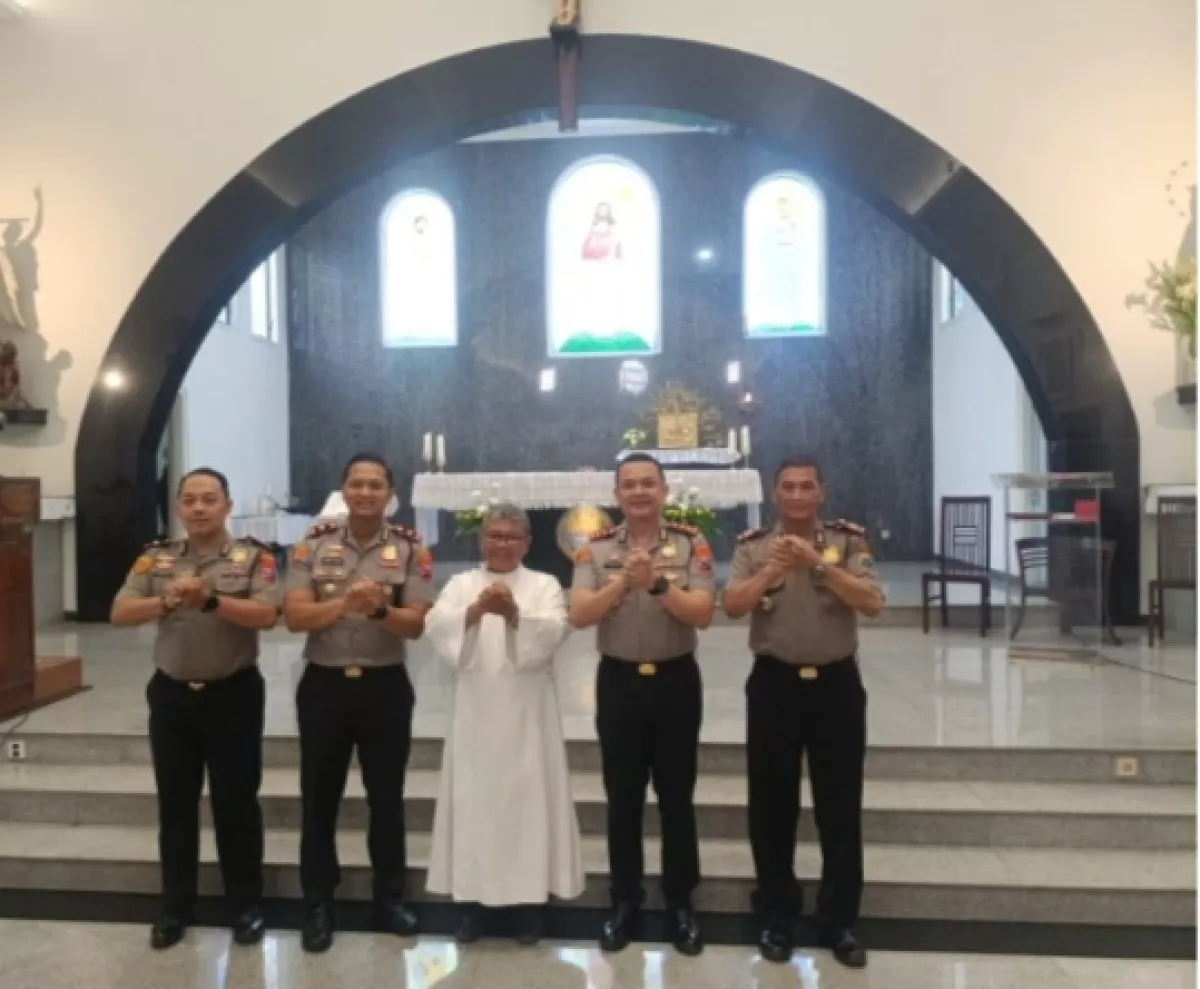 Surabaya Minggu Kasih,Kapolres Pelabuhan Tanjung Perak Bersama Jemaat Gereja Kristen Santo Mikael